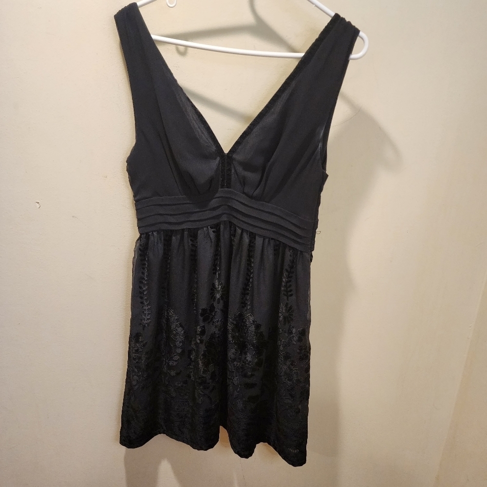 H&M Black V Neck Floral Velvet Sleevesless cocktail dress size 8